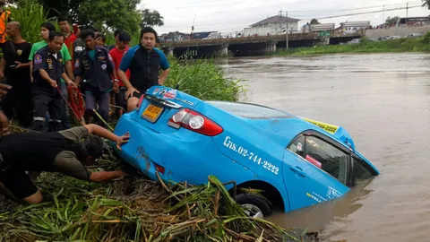 รถชนเสา พ.ต.ท.ดวงขาด หล่นคลอง