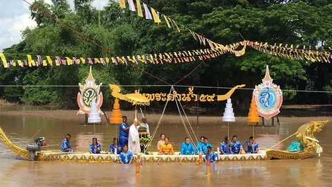 เริ่มแล้วประเพณี 'อุ้มพระดำน้ำ' หนึ่งเดียวในโลก ปชช.แห่ร่วมพิธีคับคั่ง