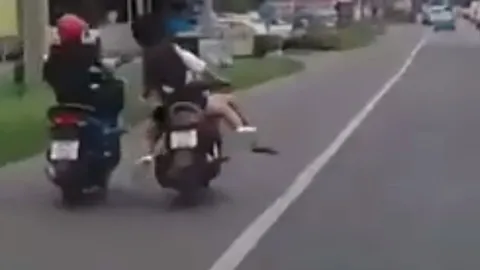 ไม่พอใจถูกต่อว่า! ชายเสื้อดำตามถีบ จยย.คว่ำกลางถนนกัลปพฤกษ์ (ชมคลิป)