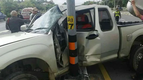 ถนนลื่น ปิกอัพเสียหลักฟาดเสาไฟเกาะกลางถนน เจ็บยกครัว 6 คน