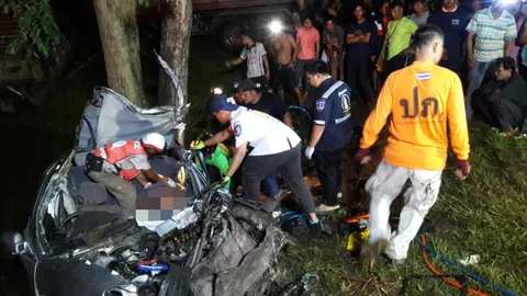 เก๋งแซงข้ามเลนไม่พ้น ชนประสานงารถพ่วง ดับ 4 ศพ บนถ.นครพนม-สกลนคร