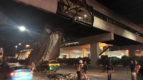 ระทึก! ดัมพ์รถบรรทุกเด้งฟาดสะพานลอยคนข้ามพังยับ หน้าสถานีรถไฟดอนเมือง