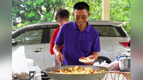 ฮือฮา! พ่อค้าขายลูกชิ้นคืนกำไรให้ลูกค้า