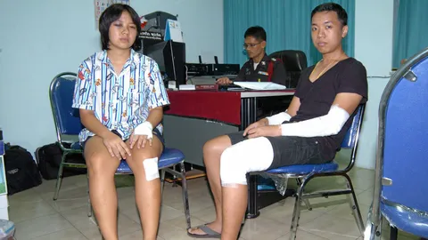 จยย.ตีนดุ-มอบตัว คลิปถีบล้มเจ็บ2 แจ้ง3ข้อหาหนัก รวม 'พยายามฆ่า'