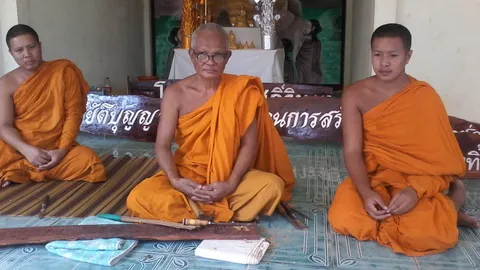 พระครูวัดที่อุดรฯ ว่างจากงานสอน หันมาแกะสลักไม้ แจกเป็นวิทยาทาน 