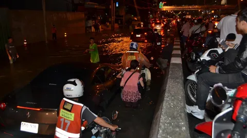 ฝนถล่มกรุงน้ำท่วม!! รถติดวินาศผ่านพ้นแล้ว-กทม.เร่งระบายน้ำจุดวิกฤติ