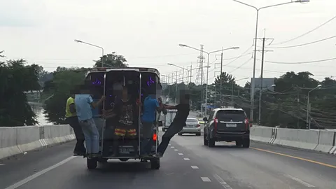 ชี้ผิดหลายกระทง! 'เด็กสแกน' เต้นท้านรกท้ายสองแถว ห้อยโหนหวาดเสียว (ชมคลิป) 