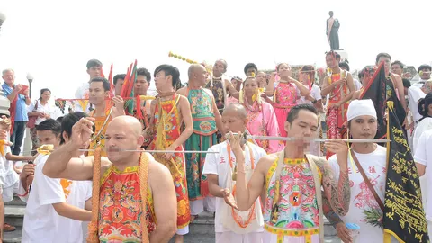 กินเจโคราชคึกคัก อิ้วเก้งกว่า 30 ร่างทรงสักการะย่าโม เดินแห่รอบเมือง 