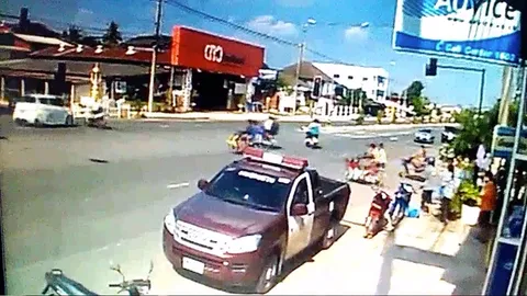 ใครฝ่าไฟแดง? จยย.พุ่งออกจากสี่แยก ถูกเก๋งชนกระเด็นไกล เจ็บ 1 ราย (ชมคลิป)