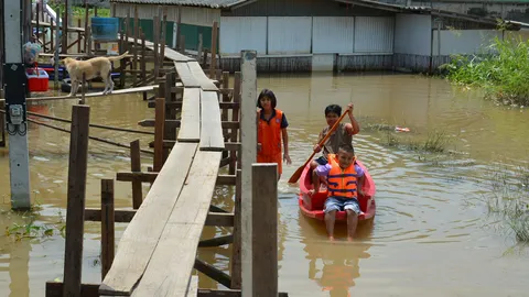 สถานการณ์น้ำลดระดับ ผวจ.กรุงเก่า เตรียมรับนายกฯตู่ แจกถุงยังชีพ