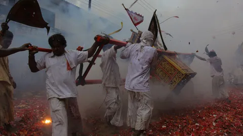 เทศกาลกินเจ ตรัง-พังงา-สุราษฏร์ฯคึกคัก ม้าทรงแสดงอิทธิฤทธิ์ตลอดเส้นทาง