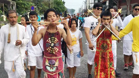 กินเจภูเก็ตวันที่ 5 'อิ้วเก้ง' ระดมศาสตราวุธ ทิ่มร่างแห่ไปรอบเมือง