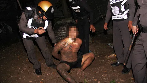 ลูกเมาคลั่ง! คว้าสปาต้าไล่แทงแม่ พ่อ-พี่ชายเข้าห้ามโดนฟันปางตาย