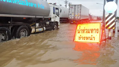 น้ำป่าทะลักท่วมถนนมิตรภาพช่วง อ.สีคิ้ว หนักสุดกระบะผ่านไม่ได้ 