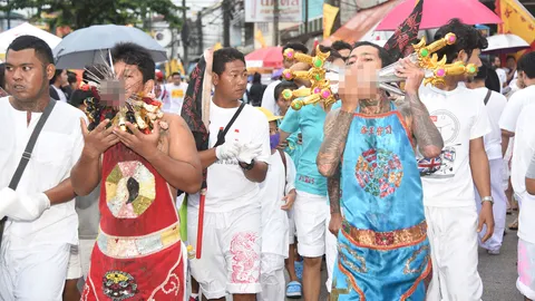 ม้าทรงศาลเจ้าเก่าแก่ระดมศาสตราวุธร่วมพิธี 'อิ้วเก้ง' แห่รอบเมืองภูเก็ต