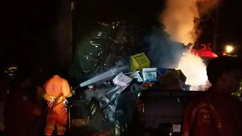  ช่วยไม่ทัน ชนไฟลุกย่างสดสยอง! โชเฟอร์ปิกอัพมุดท้ายสิบล้อถูกอัดก๊อบปี้