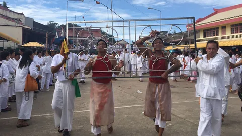 ม้าทรงศาลเจ้ากิวอ่องเอี๋ย ใช้ประตูรั้วเหล็กแทงปาก เดินแห่รอบเมืองตรัง