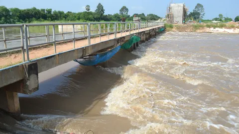 นอภ.บำเหน็จณรงค์ จ.ชัยภูมิ ปรับแผนรับมือมวลน้ำเอ่อท่วมบ้าน ปชช.