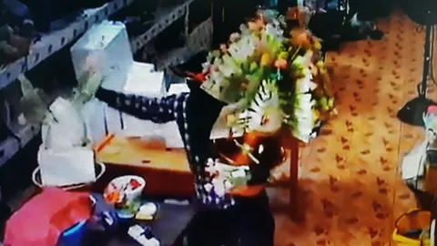 โจรกลัวบาป ยกมือไหว้อย่างนอบน้อม ก่อนฉกพุ่มผ้าป่าหนีลอยนวล (ชมคลิป)