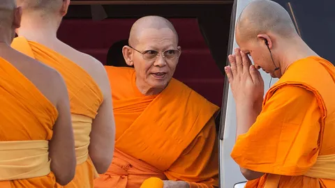 อัยการสั่งเลื่อนคดี ธัมมชโย รับของโจร ฟอกเงิน สหกรณ์คลองจั่น 7 พ.ย.