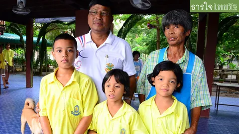 ลูกชายมาตายจาก ยายวัย 62 หาเลี้ยงหลาน 4 คน อาศัยห้องเรียนเป็นที่นอน