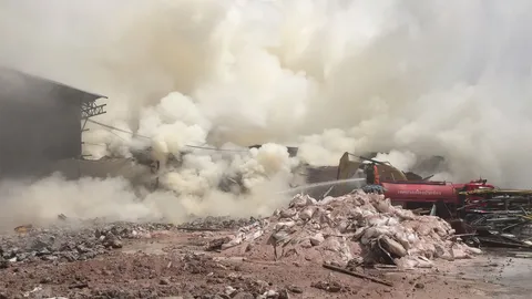 5 ชม.เพิ่งดับ! ไฟไหม้โกดังปุ๋ยปากช่อง เสียหายสิบล้าน (ชมคลิป)