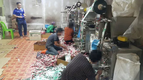 ตร.บุกโรงงานย่านปทุมฯ ลอบผลิตกาแฟ 3in1 ปลอม พบ 7 ต่างด้าวถูกกักขัง