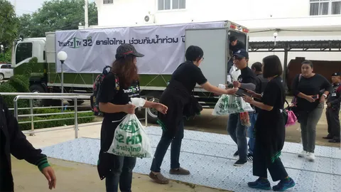 น้ำใจคนไทยรัฐ นำถุงยังชีพช่วยผู้ประสบภัยน้ำท่วม อ.วิเศษชัยชาญ