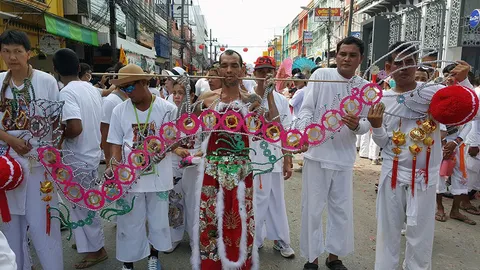 ม้าทรง 3 พันคนร่วม 'อิ้วเก้ง' ศาลเจ้าจุ้ยตุ่ยเต้าโบเก้ง รอบเมืองภูเก็ต 