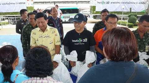 ผู้ว่าฯ เป็นตัวแทนชาวอ่างทอง ขอบคุณไทยรัฐ พันธมิตร มอบถุงยังชีพ