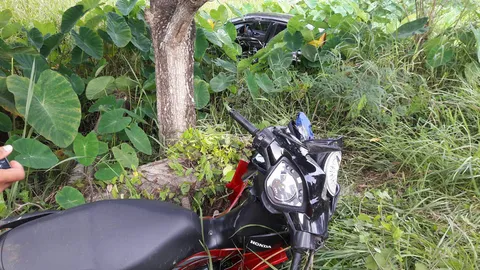 หนุ่มใหญ่ขับเก๋งเสียหลัก พุ่งชน จยย.เสมียนสาว คอหักตายคาที่