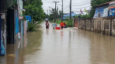 มวลน้ำจากเขาแม่วงก์ หลากท่วมหลายพื้นที่ อ.ลาดยาว บางจุดสูง 1.2 ม.