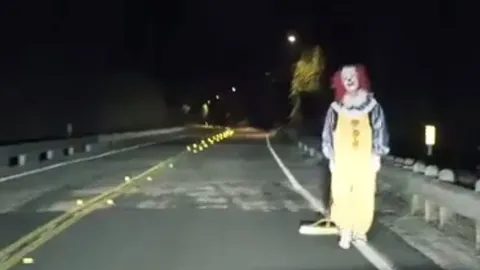 มะกันผวา! ‘คลาวน์’ ตลกโรคจิตอาละวาด หลายเมืองสั่งห้ามสวมแล้ว