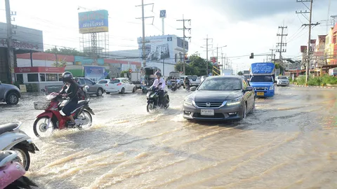 ฝนตกซ้ำ น้ำท่วมหนักสามแยกหัวทะเล โคราช จนท.เร่งระบาย