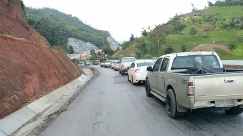 ดินสไลด์ ทำรถติดวินาศ ดอยมูเซอยันดอยรวก จนท.เร่งระบาย