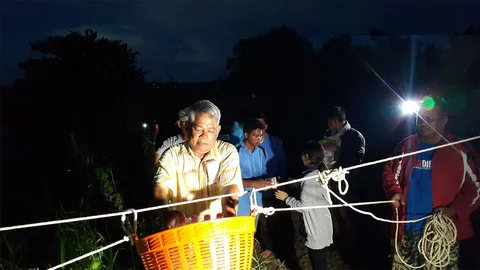 น้ำหลากมาเร็วท่วมลาดยาว 3 ครอบครัวบ้านจมบาดาล ต้องโรยเชือกส่งอาหาร