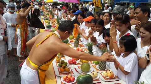 ศาลเจ้าภูเก็ต ทำพิธีปีนบันไดมีด-ม้าทรงพังงา แสดงหวาดเสียว ร่วมแห่พระ