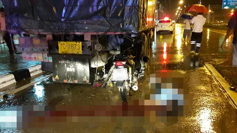 หนุ่มซิ่งจยย.ฝ่าสายฝน พุ่งชนท้ายสิบล้อ ดับคาถนนมาบปู-บ้านบึง