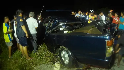 หนุ่มใหญ่วัย 51 ควบกระบะพุ่งชนรถจอดเสียข้างถนนเจ็บ 4 ดับ 1