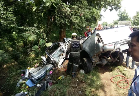 สยอง!รถกระบะขนพ่อค้า-แม่ค้าขายยาสมุนไพร เสียหลักชนต้นไม้ดับ 6 ศพ