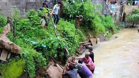 ฝนกระหน่ำจันทบุรี น้ำเซาะดินทรุดบ้านพัง จนท.เร่งช่วยเหลือ