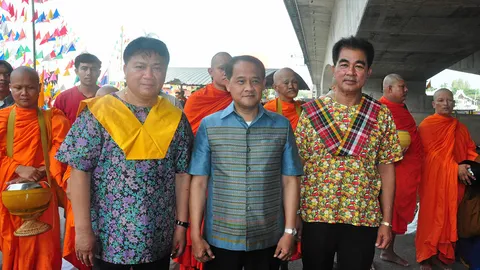 นครปากเกร็ดสืบสาน“ตักบาตรทางเรือ”ปี 59