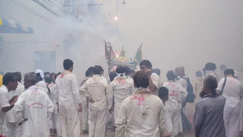 ตะกั่วป่า แห่พระรอบเมืองกินเจวันสุดท้าย คืนนี้นำเสาโกเต้งลงสิ้นเทศกาล