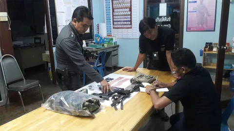 ซุ่มจับ 'เสือใบ' ชักปืนยิง ตร. เจอสวนเข้าลำคอ เจ็บ ยึดปืน-ยาบ้า