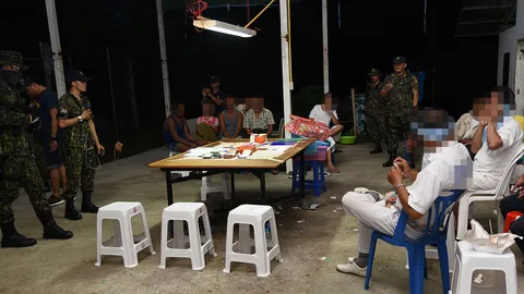 สบช่องช่วงกินเจภูเก็ต บางคนแต่งชุดขาวเล่นพนันกุ้งปลา โดนรวบเรียบ 20 คน