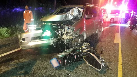 หนุ่มจีนซิ่ง ชนสนั่นจยย. เส้นอ่างเก็บน้ำบางพระ คอหักดับสยอง 3 ศพ