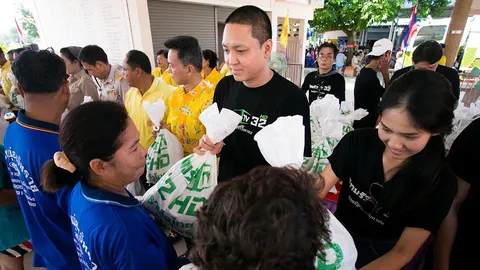 ไทยรัฐ เดินหน้าช่วยน้ำท่วม ลงพื้นที่มอบถุงยังชีพ อ.ผักไห่ อยุธยา