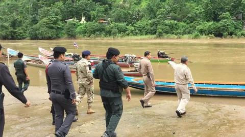 เรือหางยาวล่มในแม่น้ำเมย จ.ตาก รอด 3 อีก 4 ชีวิตยังไม่ทราบชะตากรรม
