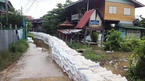 ชาวสรรพยา รับมือสถานการณ์น้ำ เร่งกรอกกระสอบทรายเต็มสูบ