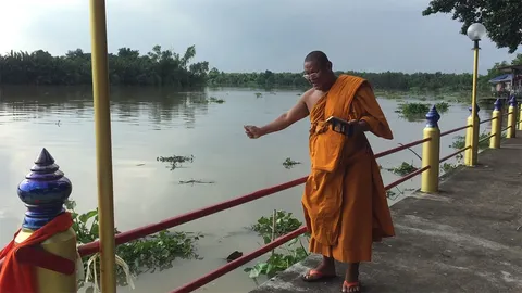 เพจวัดอลเวง! ปมตีหมาตาย ลงภาพพระหิ้วลูกหมา สมภาร-ลูกวัด แจ้งจับกันนัว